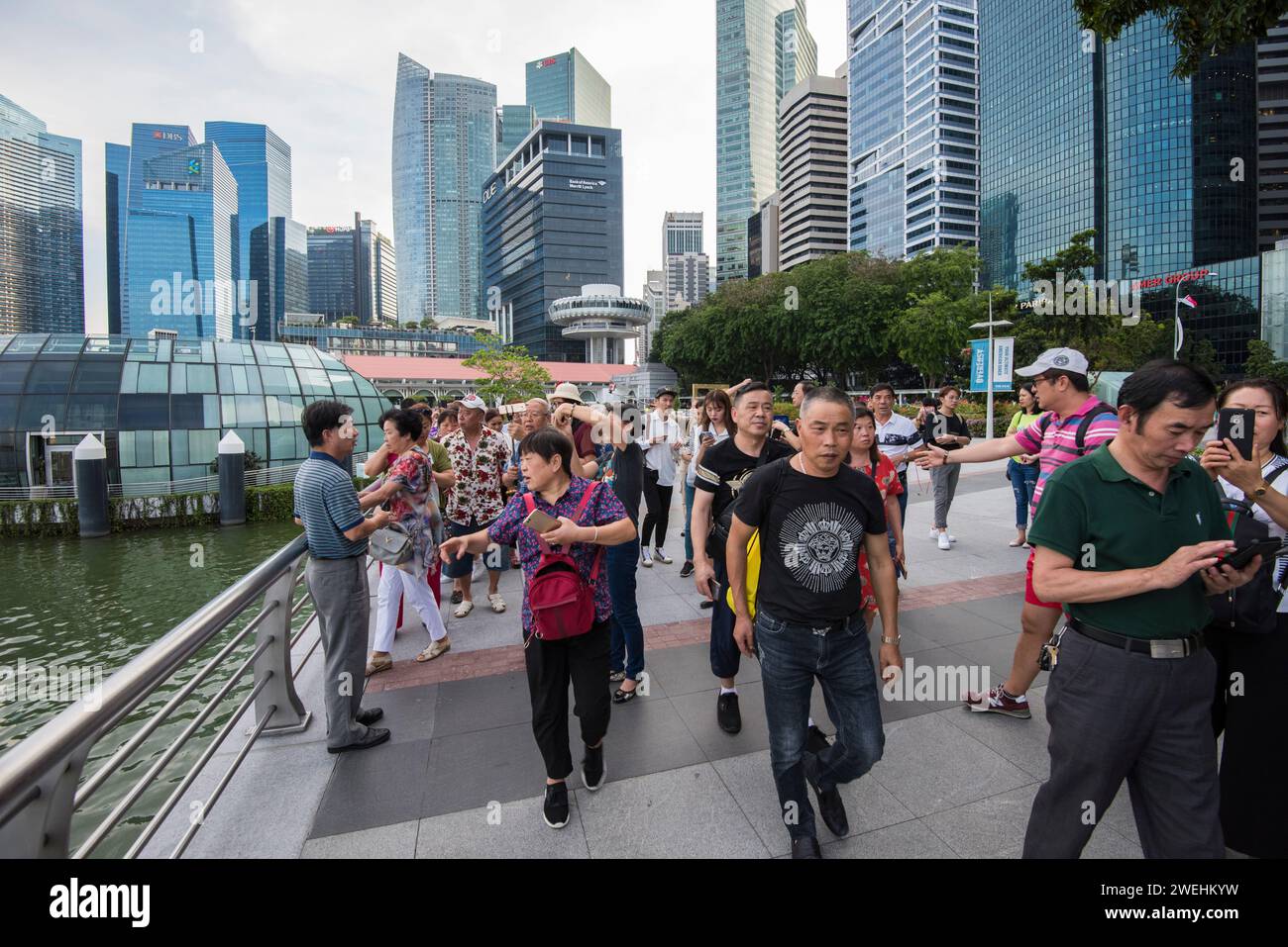 Singapur City, Singapur - 08. September 2023: Menschen in der Fußgängerzone Marina Bay. Stockfoto