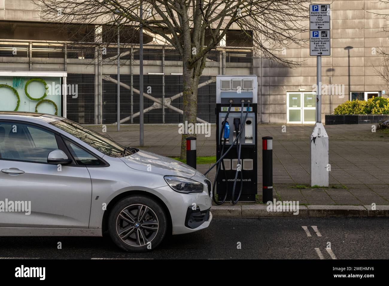 Elektroauto wird an einer EV-Ladestation in Coventry, West Midlands, Großbritannien aufgeladen. Stockfoto