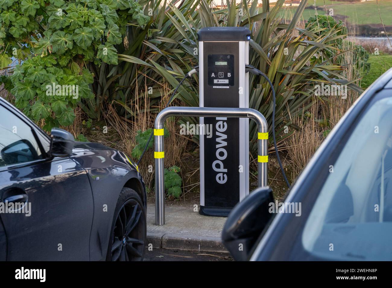 Elektroautos laden an einer ePower-Ladestation in Inchydoney, West Cork, Irland. Stockfoto