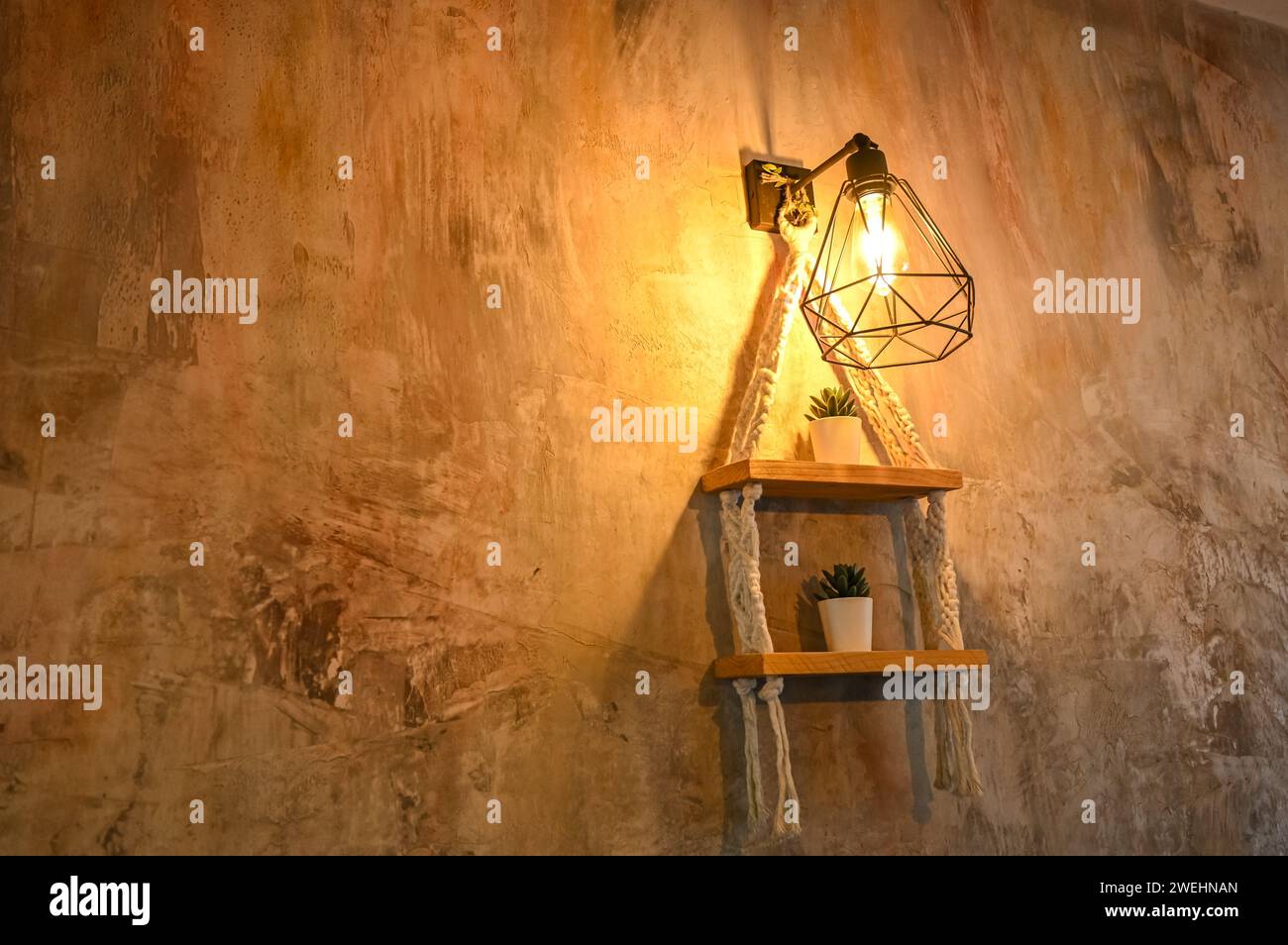 Wunderschöne Laterne an der Wand in einem Café Stockfoto