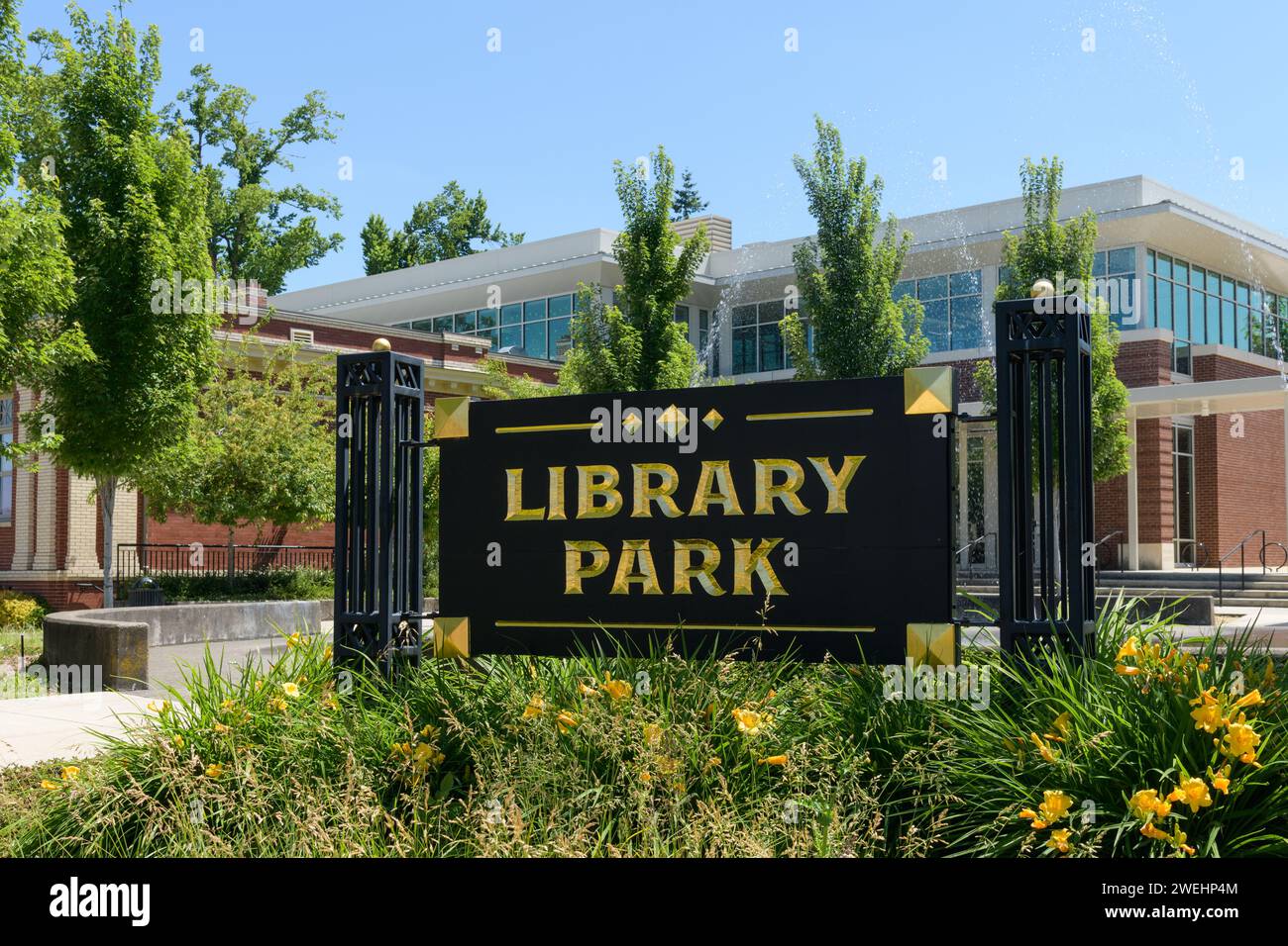 Oregon City, OR, USA – 11. Juni 2023; Unterschriftentext für Library Park in goldenen Buchstaben auf schwarzem Hintergrund in Oregon City Stockfoto