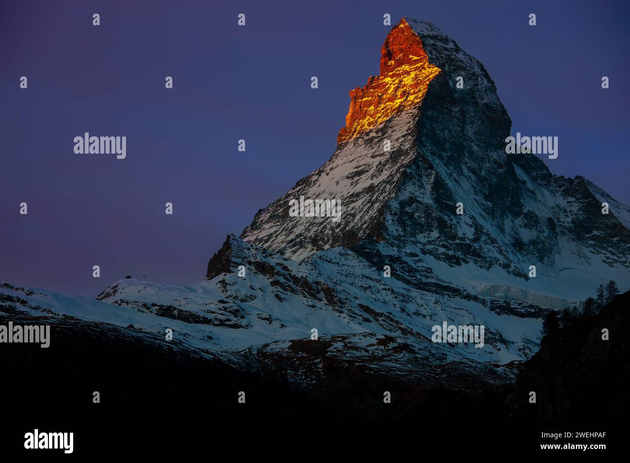 Am frühen Morgen alpenglow Licht auf dem Matterhorn, berühmter und ikonischer Berggipfel in den Schweizer Alpen, Zermatt, Wallis, Schweiz Stockfoto