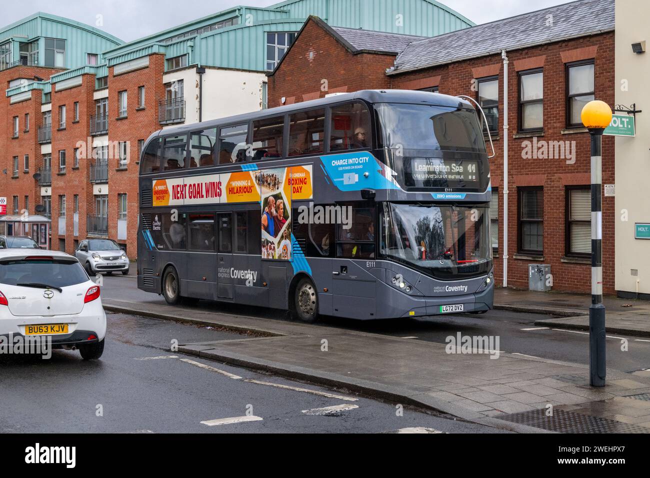 National Express Coventry Bus fährt nach Leamington Spa auf der Linie 11 in Coventry, West Midlands, Großbritannien. Stockfoto