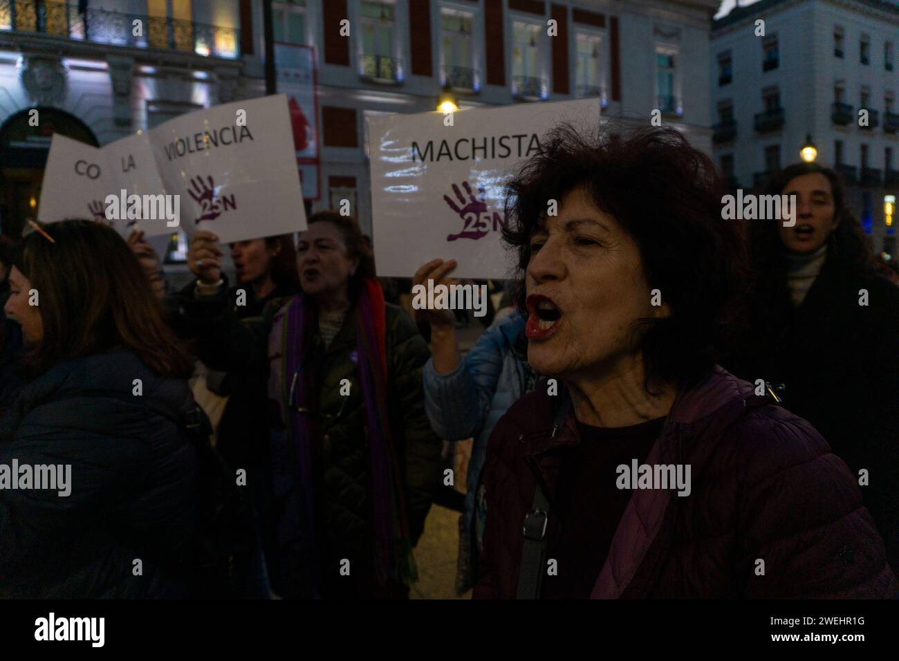 Madrid, Spanien. Januar 2024. Eine Frau ruft während einer feministischen Kundgebung Slogans. Wie jeden 25. Jedes Monats haben sich die feministischen Frauen des Madrider Forums gegen Gewalt gegen Frauen in Puerta del Sol versammelt, um Verbrechen sexistischer Gewalt zu verurteilen. Quelle: SOPA Images Limited/Alamy Live News Stockfoto