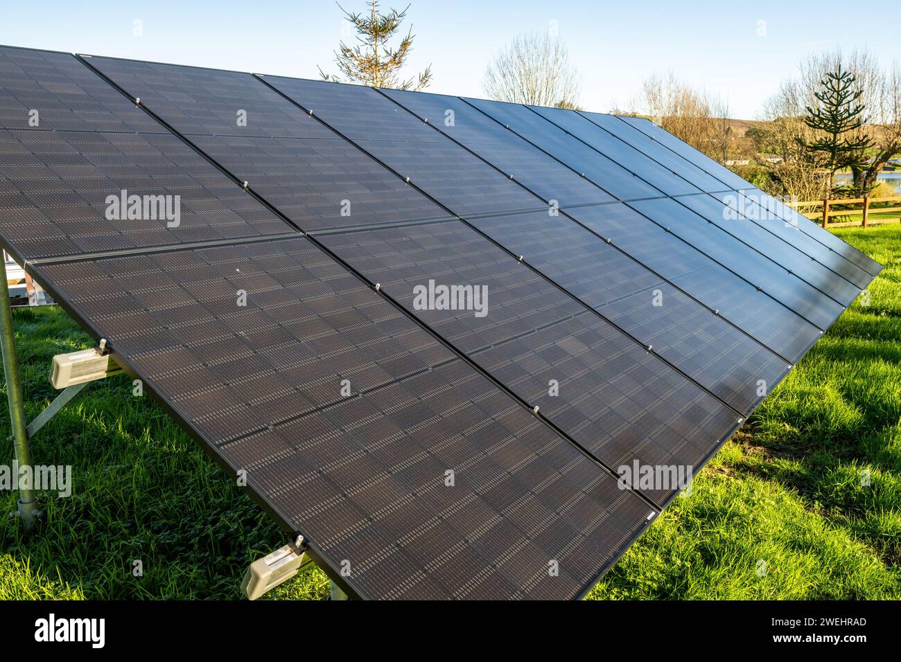 Bank mit 16 Solarpaneelen auf einem inländischen Grundstück in West Cork, Irland. Stockfoto