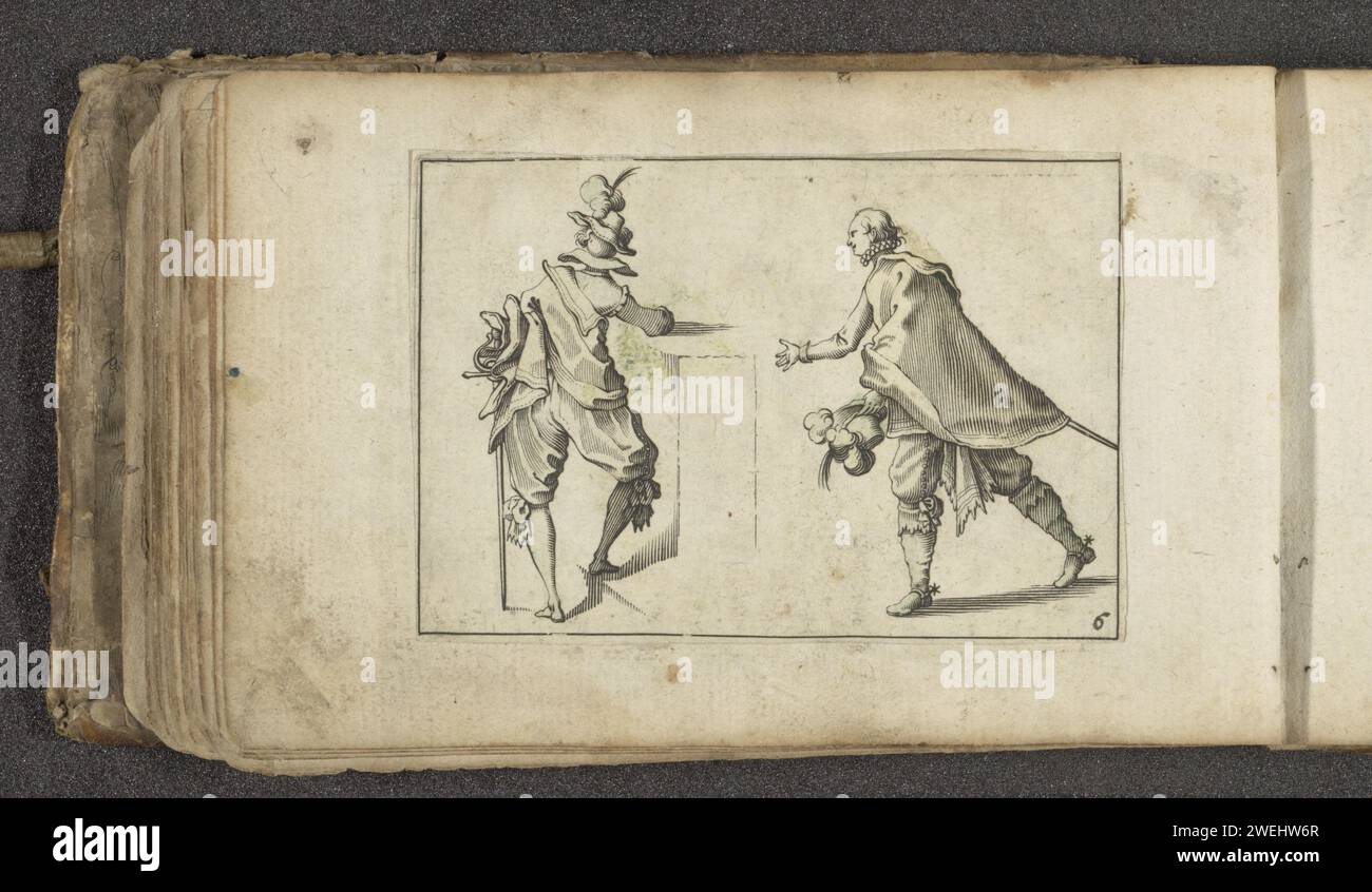 Zwei Schauspieler mit Säbel und gefedertem Hut, 1621 drucken zwei stehende Herren oder Schauspieler. Wir sehen die Linke auf seinem Rücken. Er lehnt sich mit seinem Ellenbogen an eine Wand und trägt einen Säbel. Der Richter begrüßt ihn und zieht seinen Hut ab. Der Ausdruck ist Teil eines Albums. Kopfbedeckung mit Papiergravur: Hut (+ Federn für Kleidung). Schauspieler (auf der Bühne) Stockfoto