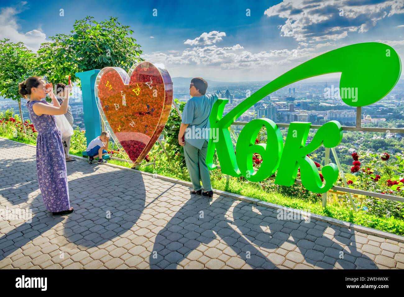 Die Leute machen Fotos am Schild „I love Kok Tobe“ im Kok Tobe Park, Almaty Kasachstan. Stockfoto
