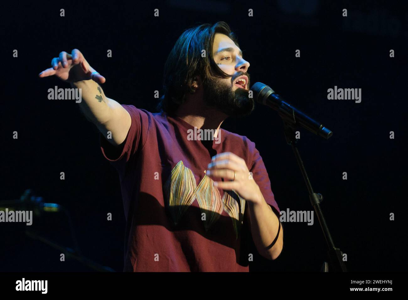 Der Sänger Salvador Sobral tritt während des Konzerts beim INVERFEST Festival zum circo-PREIS in Madrid am 25. Januar 2024 in Spanien auf Stockfoto