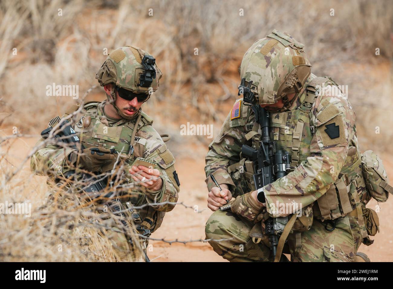 US-Soldaten mit Bravo Kompanie, 1. Bataillon, 112. Infanterieregiment, 56. Stryker Brigade Combat Team bereiten sich auf den Kampf in einem situativen Training im Camp McGregor, New Mexico, vor, 24. Januar 2024. Sie trainieren im Camp McGregor, um sich auf einen Einsatz am Horn von Afrika vorzubereiten. (Foto der US-Armee von Stabsleiter Jonathan Campbell) Stockfoto