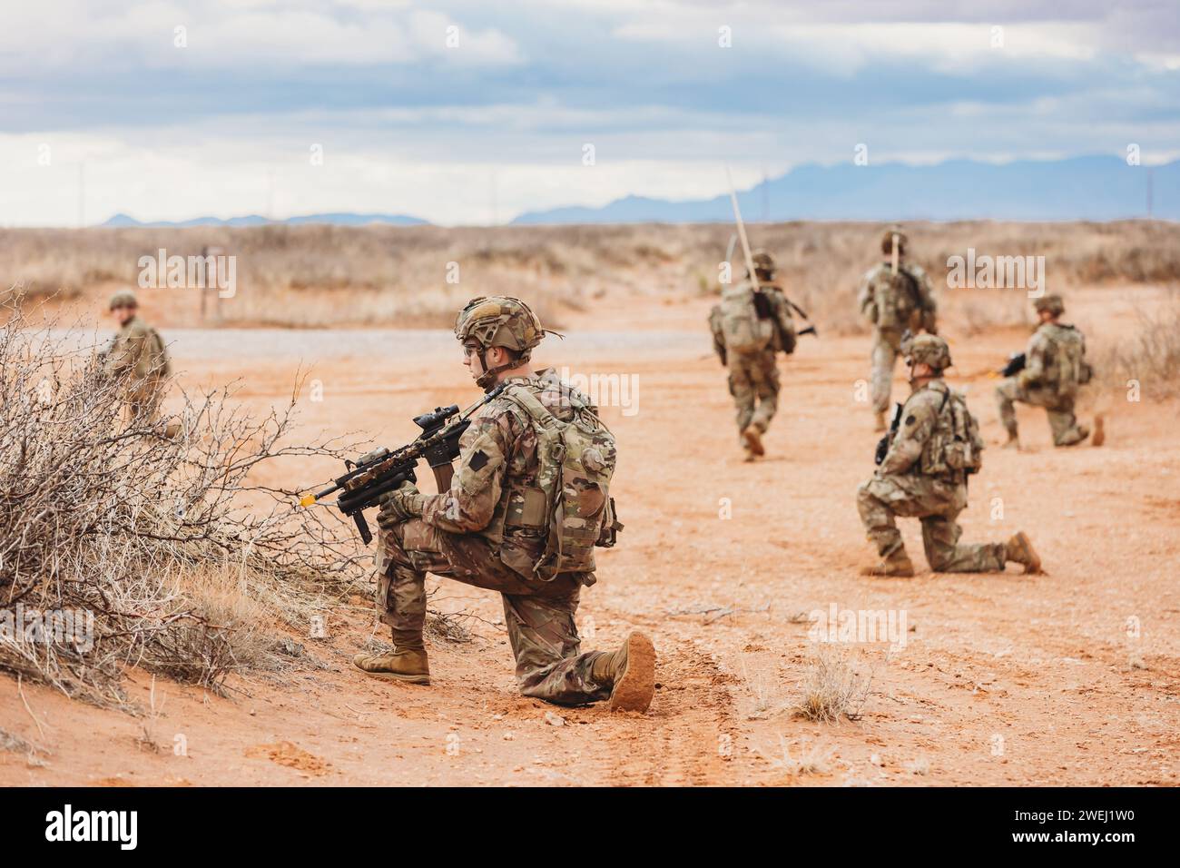 US-Soldaten mit Bravo Kompanie, 1. Bataillon, 112. Infanterieregiment, 56. Stryker Brigade Combat Team bereiten sich auf den Kampf in einem situativen Training im Camp McGregor, New Mexico, vor, 24. Januar 2024. Sie trainieren im Camp McGregor, um sich auf einen Einsatz am Horn von Afrika vorzubereiten. (Foto der US-Armee von Stabsleiter Jonathan Campbell) Stockfoto