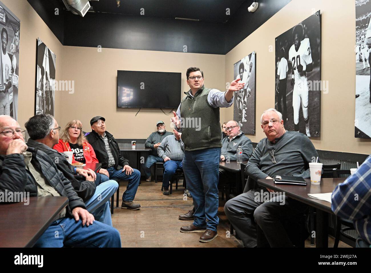 EMPORIA, KANSAS - 25. JANUAR 2024 der US-Repräsentant Jake LaTurner (R-KS) hält ein Rathaus-Treffen mit den Bewohnern des Lyon County im Billy Sims BBQ Restaurant ab. Stockfoto