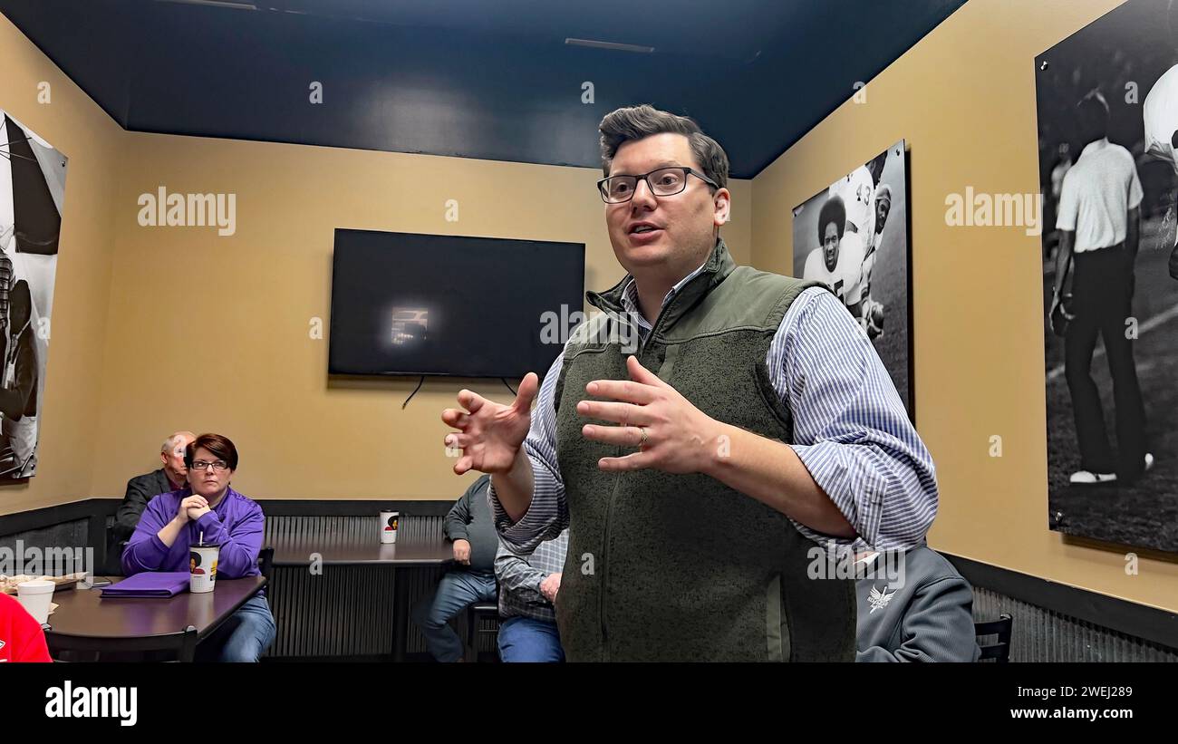 EMPORIA, KANSAS - 25. JANUAR 2024 der US-Repräsentant Jake LaTurner (R-KS) hält ein Rathaus-Treffen mit den Bewohnern des Lyon County im Billy Sims BBQ Restaurant ab. Stockfoto