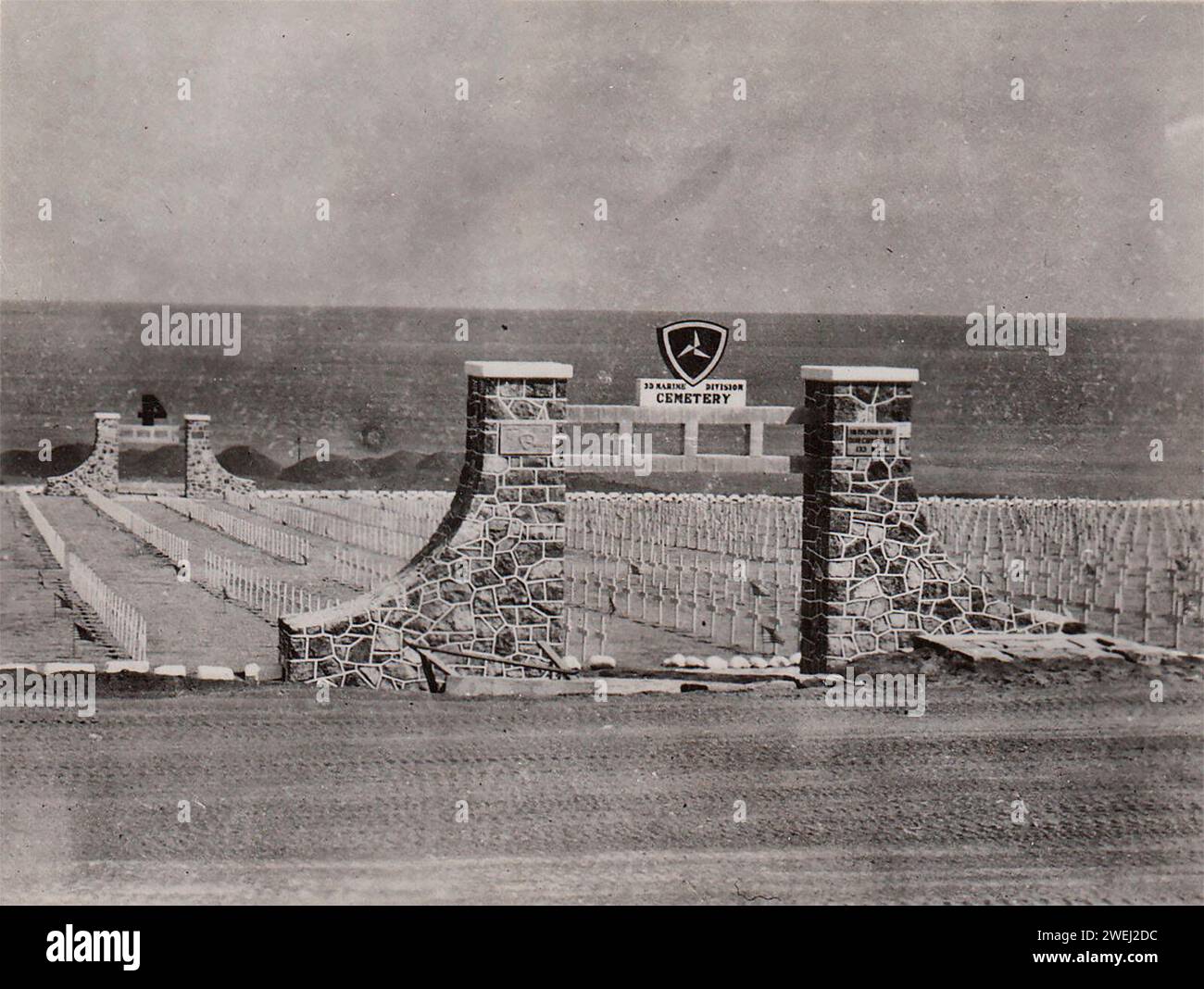Eingang zum Iwo Jima Friedhof des 3. Marine Corps mit einer von 133 erbauten NCB-Gedenktafel auf der rechten Säule 1945 Stockfoto