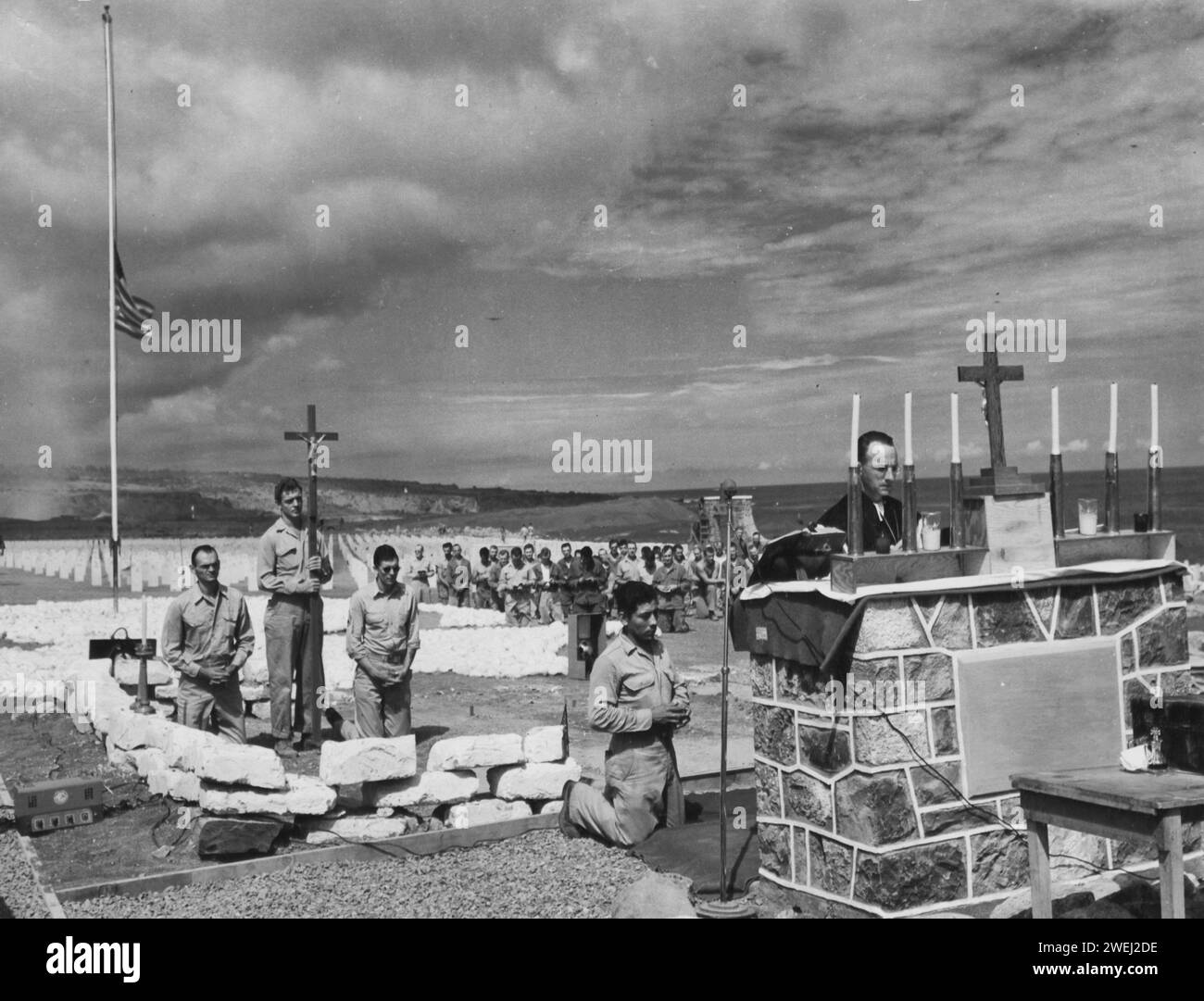 Der Dienst für Männer, die bei einem Angriff auf Bonzai getötet wurden, wurde im April 1945 auf dem Friedhof der 4. Marine Division auf Iwo Jima begraben Stockfoto