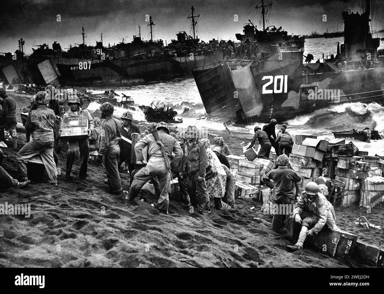Amerikanische Vorräte werden bei Iwo Jima 1945 landen Stockfoto