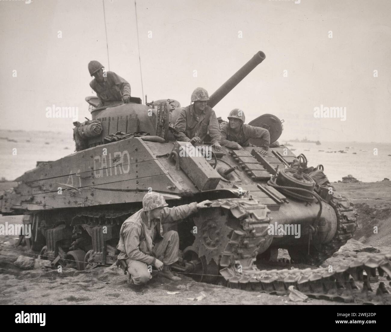 Sherman Tank und Crew auf Iwo Jima. Der Panzer wurde durch eine japanische Landmine und Artillerie beschädigt, aber die Besatzung überlebte 1945 Stockfoto