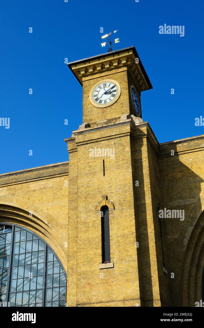 Uhrenturm und Wetterfahne am Bahnhof King's Cross oder London King's Cross. England, Großbritannien. Architekt: Lewis Cubitt. Außen auf der Uhr Stockfoto
