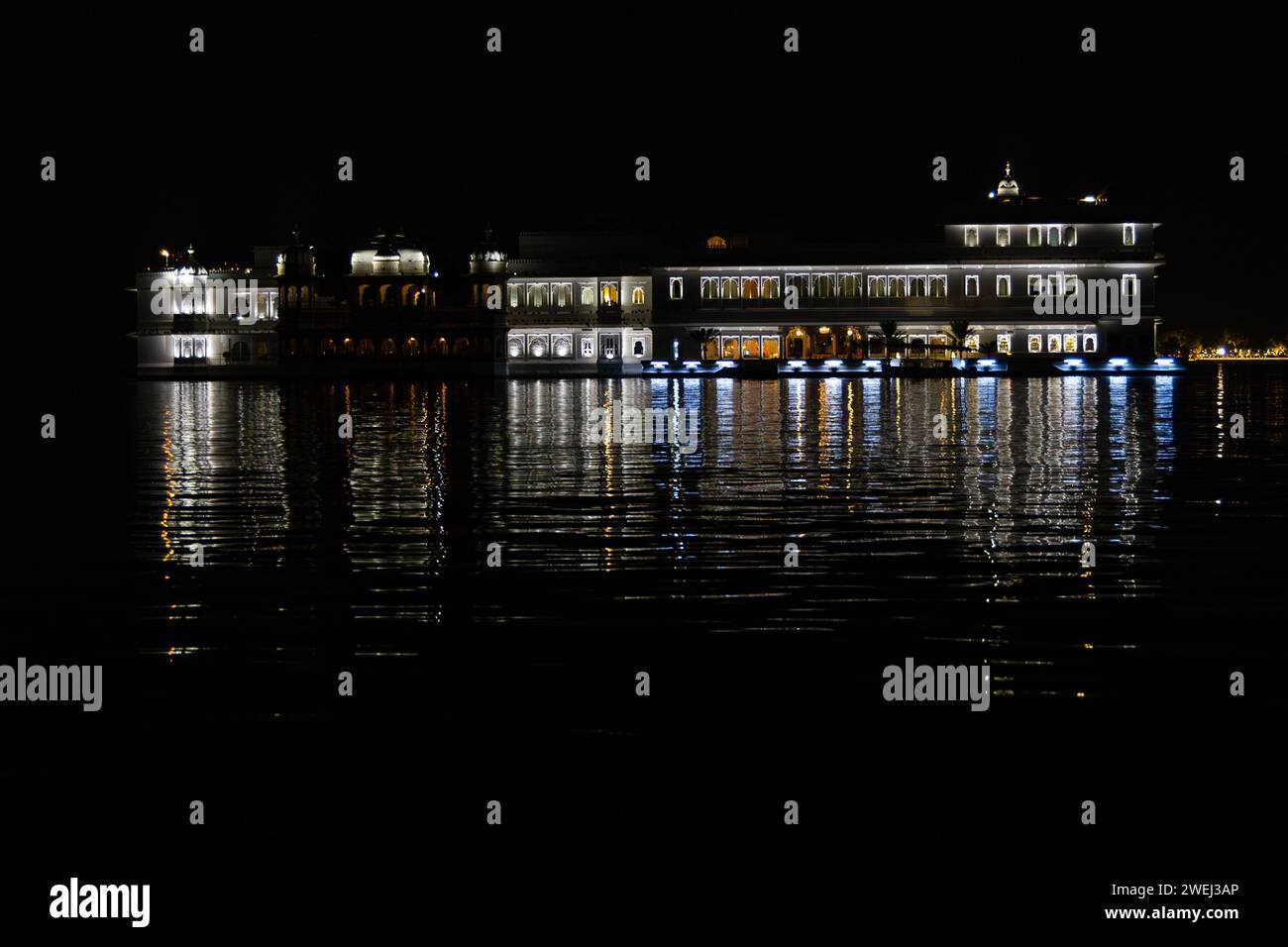 Taj Lake Palace mit Lichtreflexion bei Nacht Aufnahme am Taj Lake Palace, Lake Pichola, Udaipur, Rajasthan, Indien, Asien. Stockfoto