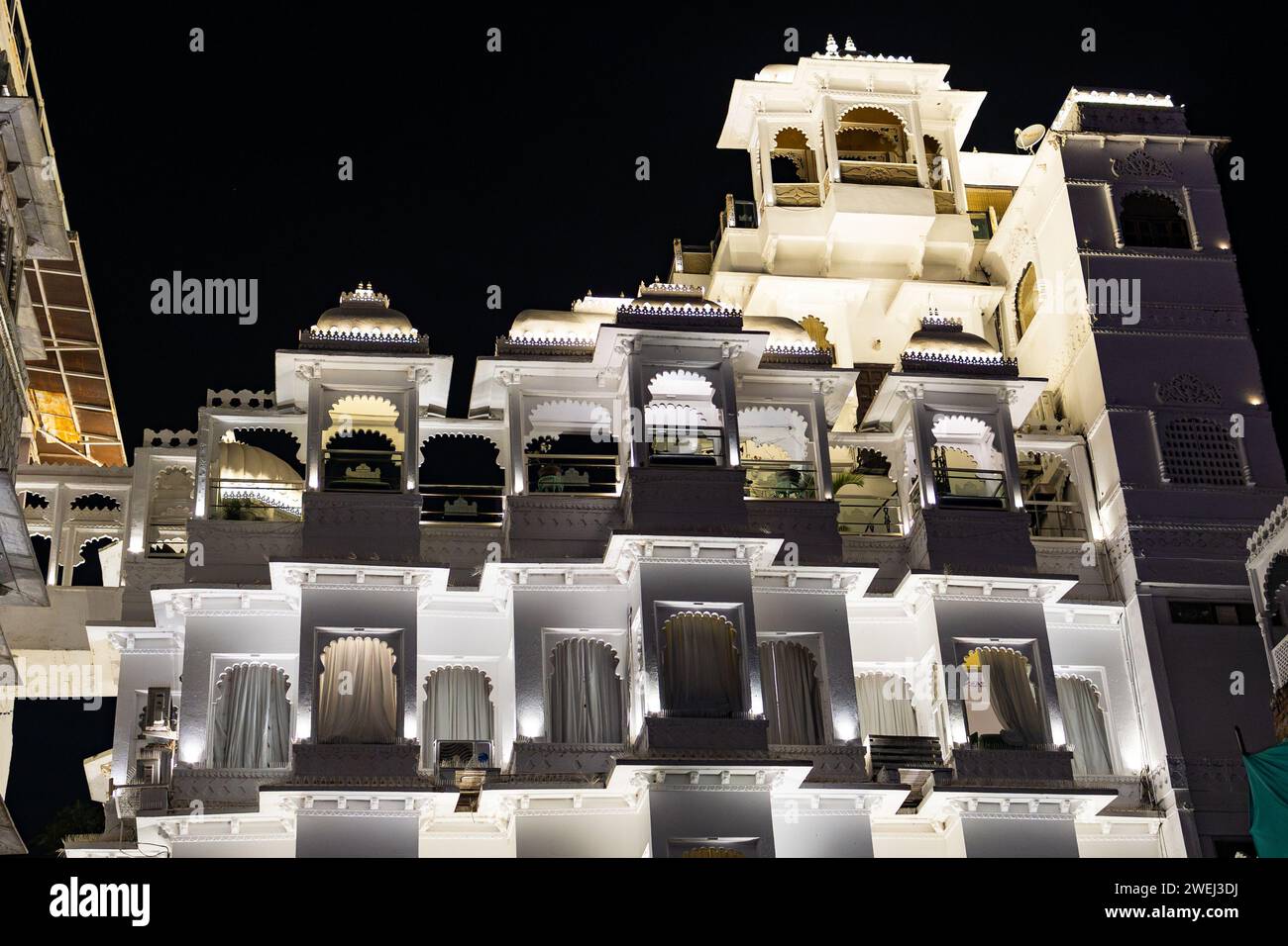 In Udaipur, Rajasthan, Indien, Asien, werden bei Nacht neue Gebäude mit moderner Architektur aufgenommen. Stockfoto