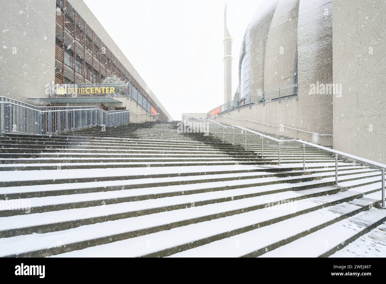 Köln, Deutschland 17. Januar 2024: Schneefall in köln an der Treppe zur zentralen Moschee und zum Ditibzentrum Stockfoto