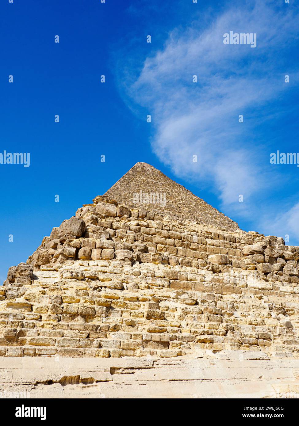 Die Pyramide von Khafre, wie sie zwischen den anderen Pyramiden im Gizeh-Komplex gesehen wird, etwas außerhalb von Kairo, Ägypten. Stockfoto