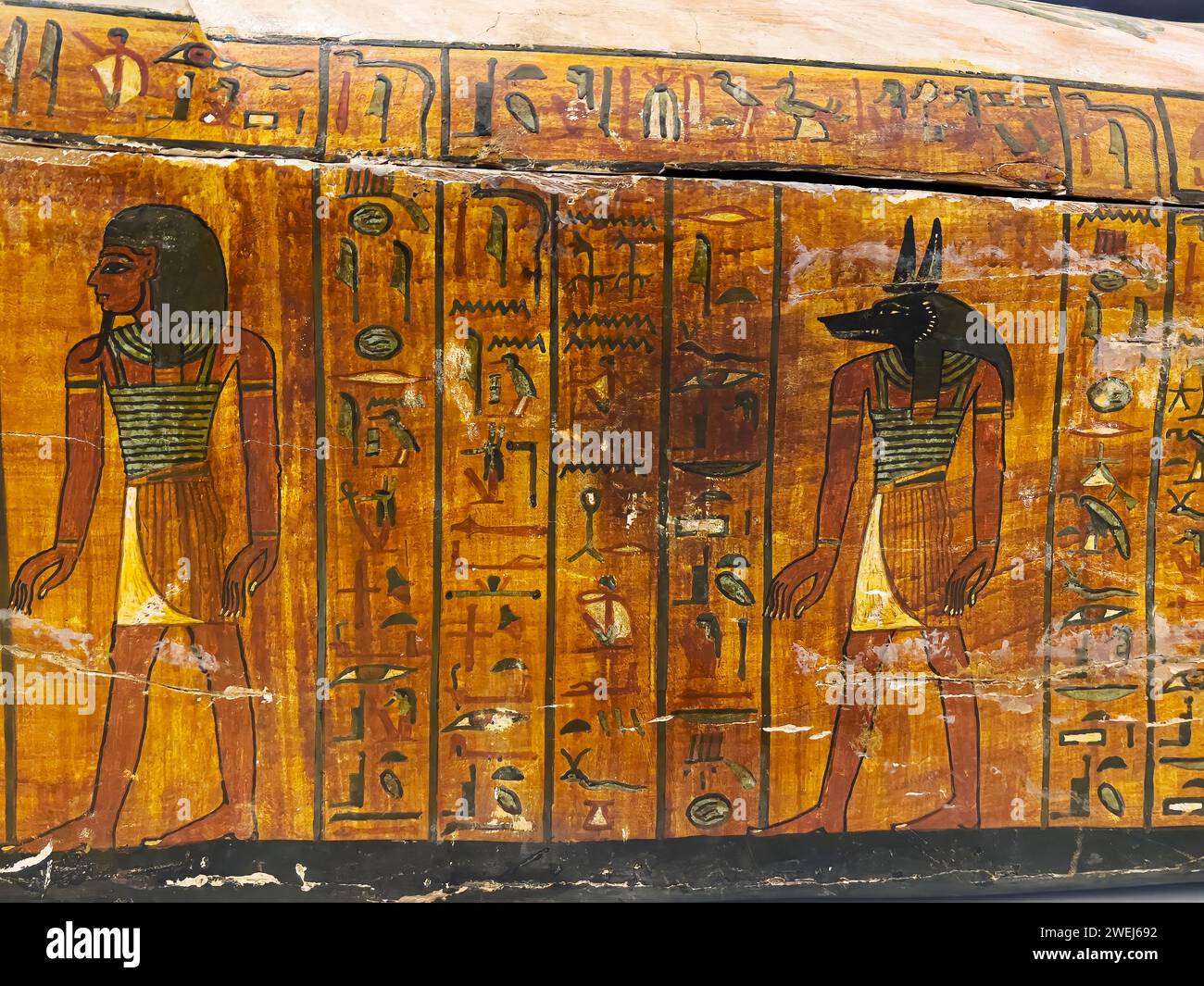 Ägyptische Hieroglyphen auf der Seite eines Sarkophags im Ägyptischen Museum, Nil, Kairo, Ägypten. Stockfoto