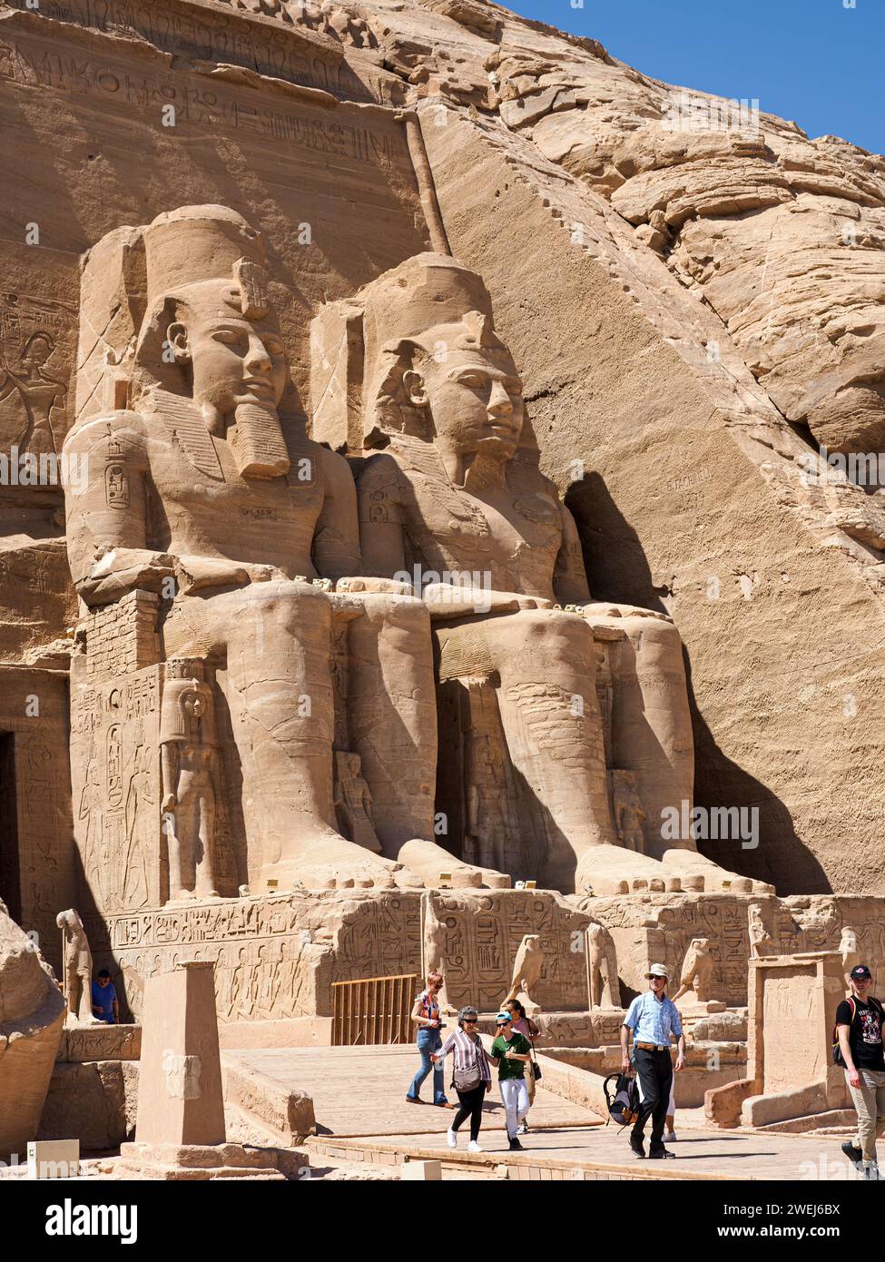 Der große Tempel von Abu Simbel mit seinen vier berühmten 20 Meter hohen kolossalen Statuen von Ramses II., Ägypten. Stockfoto