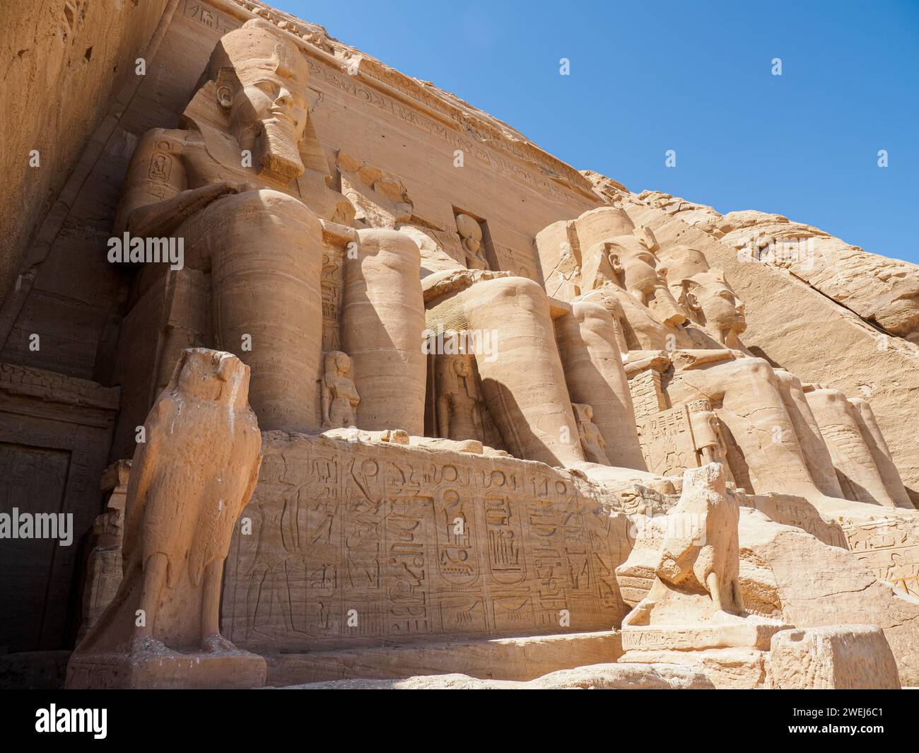 Der große Tempel von Abu Simbel mit seinen vier berühmten 20 Meter hohen kolossalen Statuen von Ramses II., Ägypten. Stockfoto