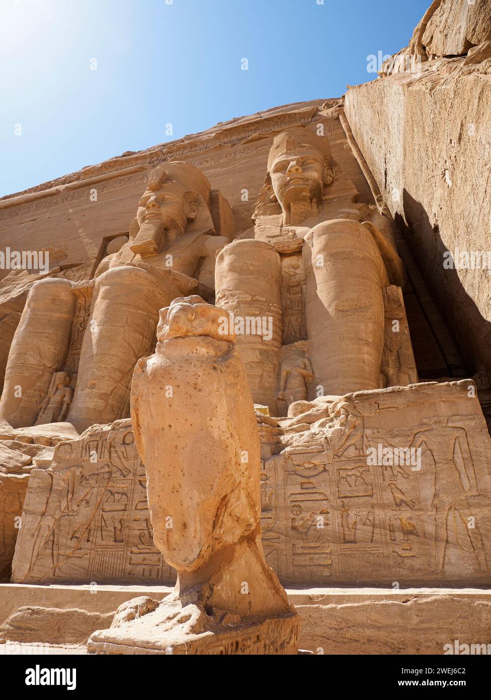Der große Tempel von Abu Simbel mit seinen vier berühmten 20 Meter hohen kolossalen Statuen von Ramses II., Ägypten. Stockfoto