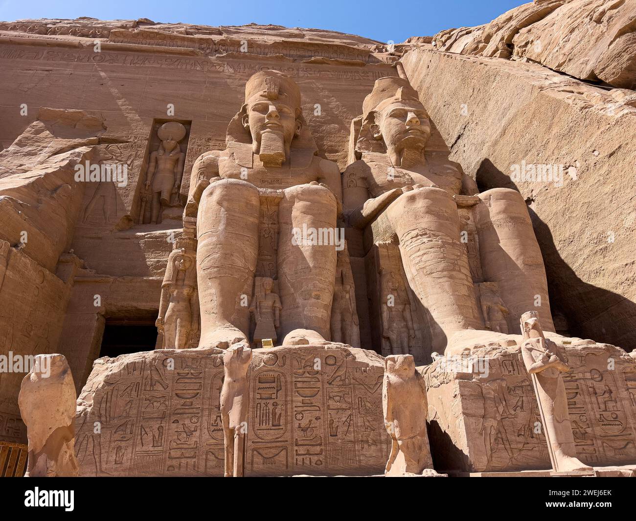 Der große Tempel von Abu Simbel mit seinen vier berühmten 20 Meter hohen kolossalen Statuen von Ramses II., Ägypten. Stockfoto