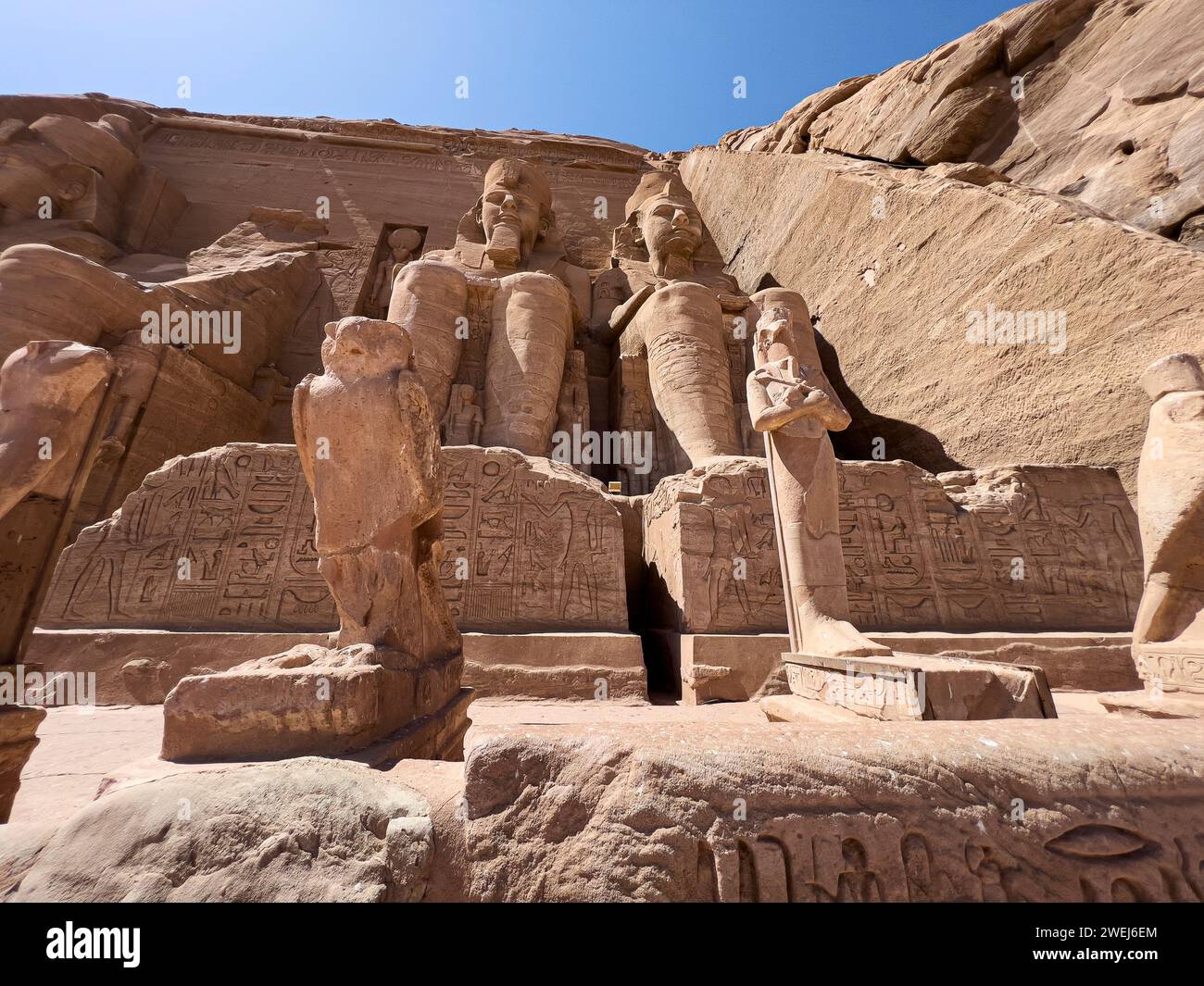 Der große Tempel von Abu Simbel mit seinen vier berühmten 20 Meter hohen kolossalen Statuen von Ramses II., Ägypten. Stockfoto