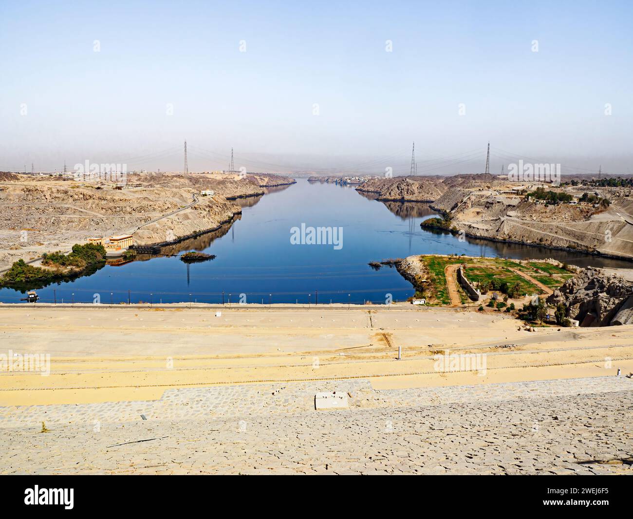 Ein Blick von oben auf den Assuan High Dam mit Blick nach Süden entlang des Nils, Ägypten. Stockfoto