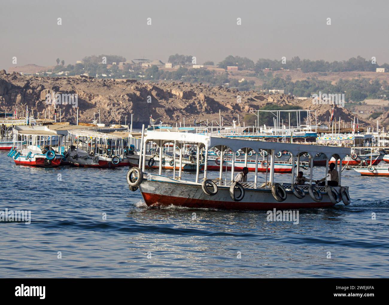 Boote versammeln sich, um Touristen zum Philae-Tempelkomplex, dem Isis-Tempel, auf der Insel Agilkia, Ägypten, zu bringen. Stockfoto
