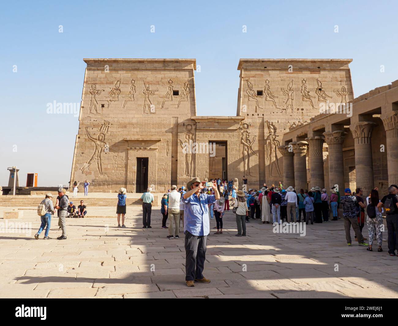 Touristen am Philae-Tempelkomplex, dem Isis-Tempel, derzeit auf der Insel Agilkia, Ägypten. Stockfoto