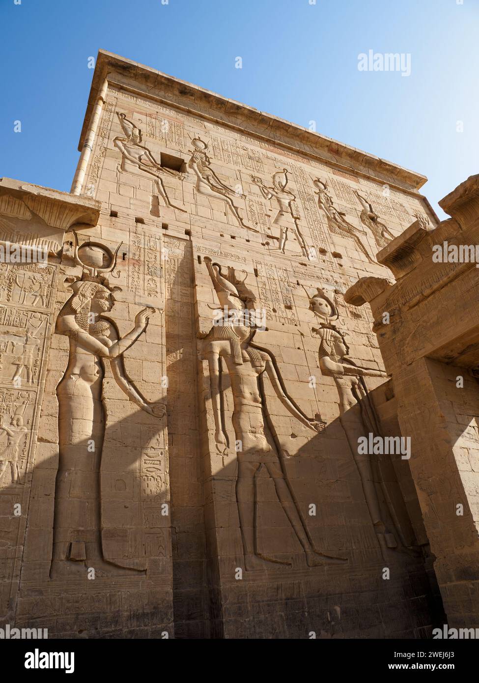 Tempelhieroglyphen im Philae-Tempelkomplex, dem Tempel der Isis, derzeit auf der Insel Agilkia, Ägypten. Stockfoto