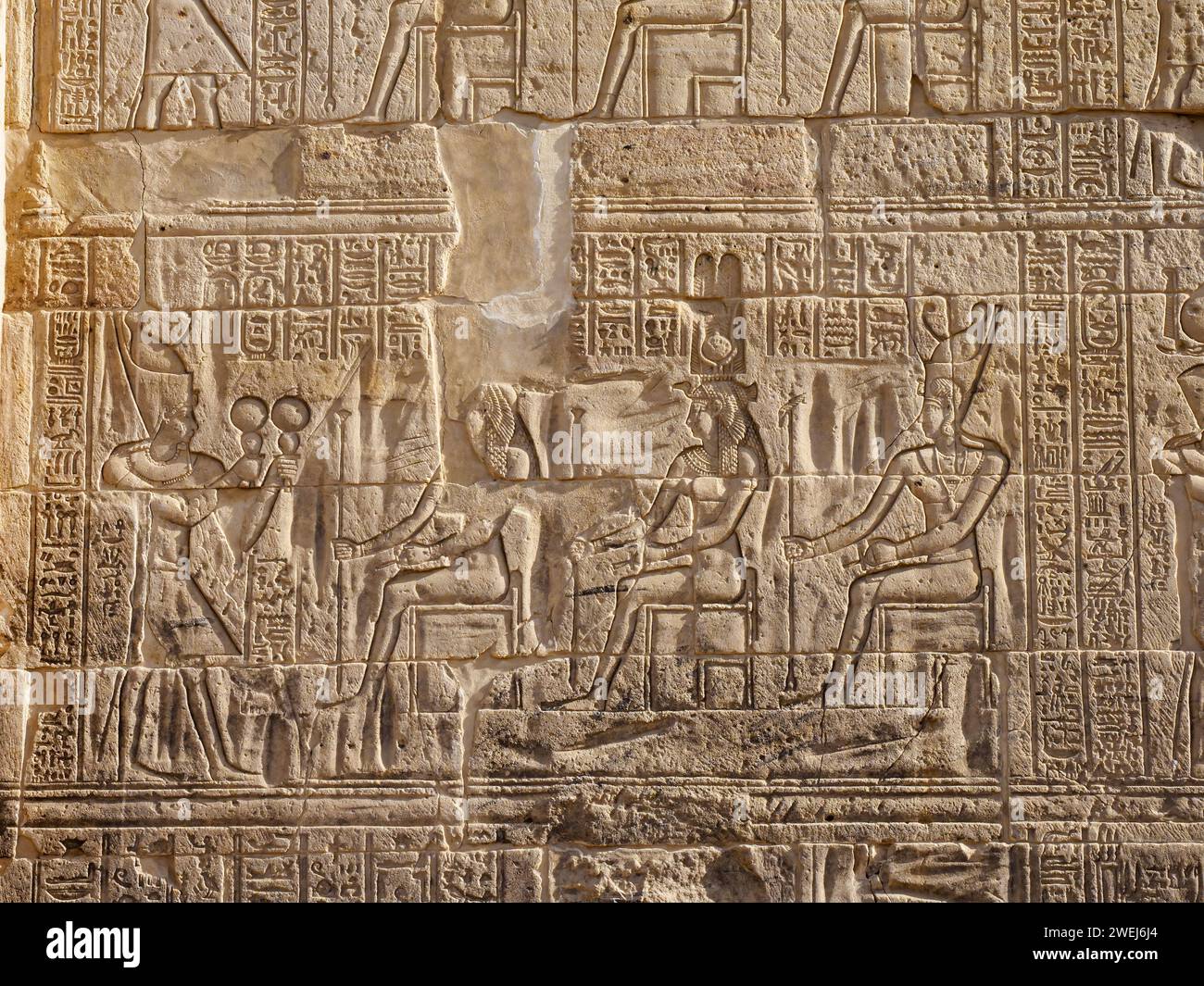Tempelhieroglyphen im Philae-Tempelkomplex, dem Tempel der Isis, derzeit auf der Insel Agilkia, Ägypten. Stockfoto