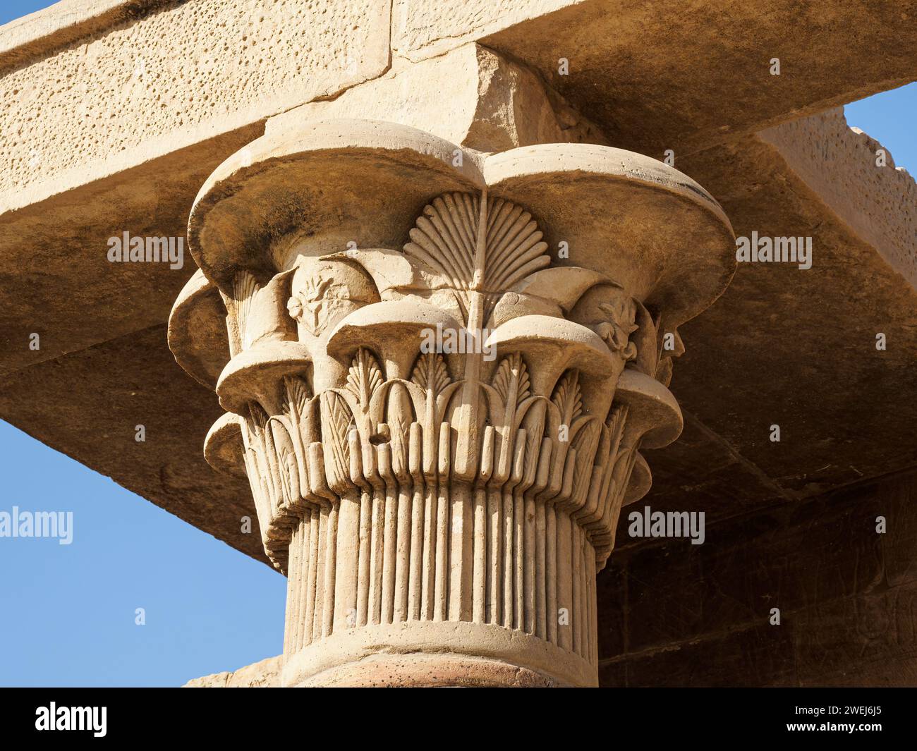 Säulendetail im Philae-Tempelkomplex, dem Isis-Tempel, derzeit auf der Insel Agilkia, Ägypten. Stockfoto