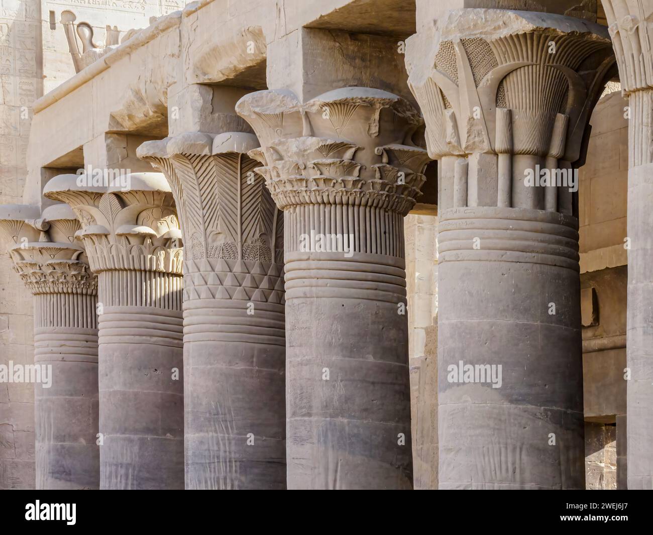 Säulen im Philae-Tempelkomplex, dem Tempel der Isis, derzeit auf der Insel Agilkia, Ägypten. Stockfoto