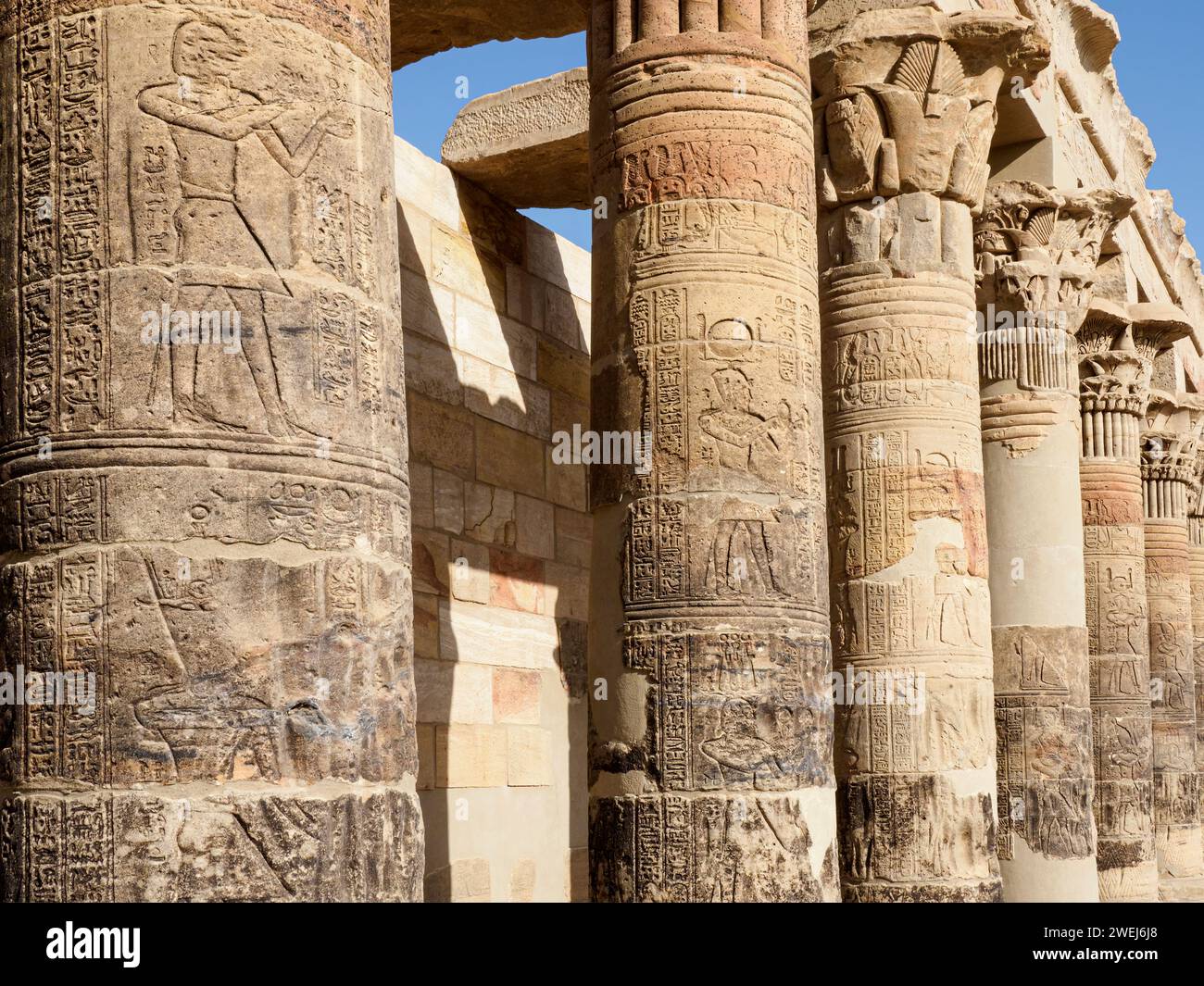 Säulen im Philae-Tempelkomplex, dem Tempel der Isis, derzeit auf der Insel Agilkia, Ägypten. Stockfoto