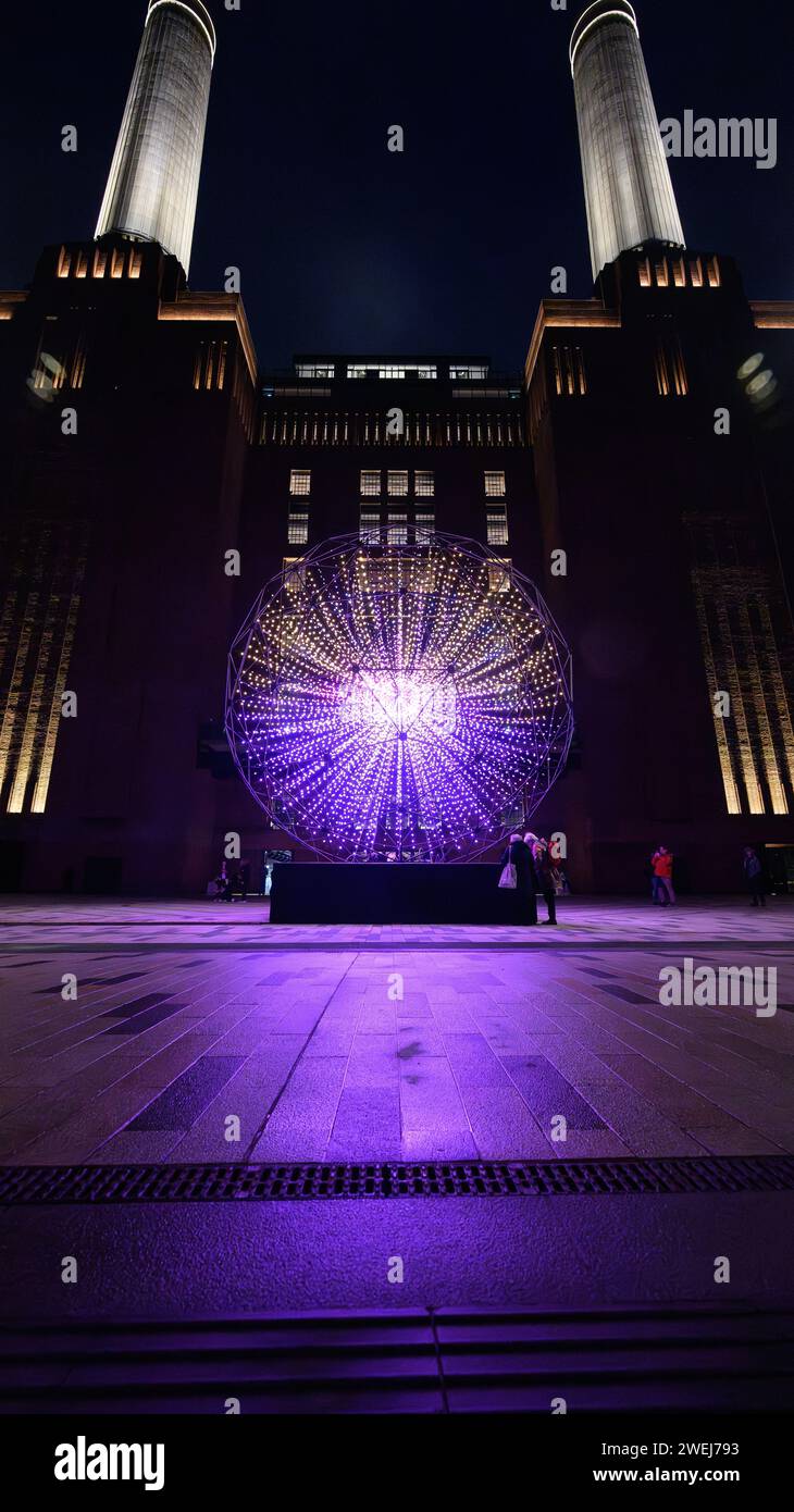 London, Großbritannien, 25. Januar 2024, das jährliche Lichtfestival der Battersea Power Station ist heller und interaktiver als je zuvor zurückgekehrt, um die Winternächte vom 25. Januar bis 25. Februar 2024 zu beleuchten. Kostenloser interaktiver Lichtkunstpfad mit sieben Installationen rund um das Battersea Power Station. Installation : Singularity by Squidsoup., Andrew Lalchan Photography/Alamy Live News Stockfoto