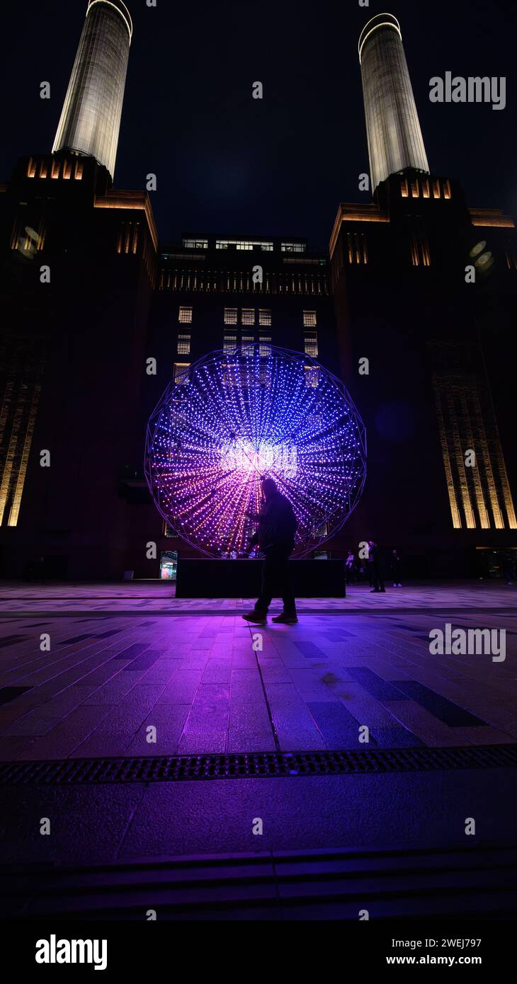 London, Großbritannien, 25. Januar 2024, das jährliche Lichtfestival der Battersea Power Station ist heller und interaktiver als je zuvor zurückgekehrt, um die Winternächte vom 25. Januar bis 25. Februar 2024 zu beleuchten. Kostenloser interaktiver Lichtkunstpfad mit sieben Installationen rund um das Battersea Power Station. Installation : Singularity by Squidsoup., Andrew Lalchan Photography/Alamy Live News Stockfoto