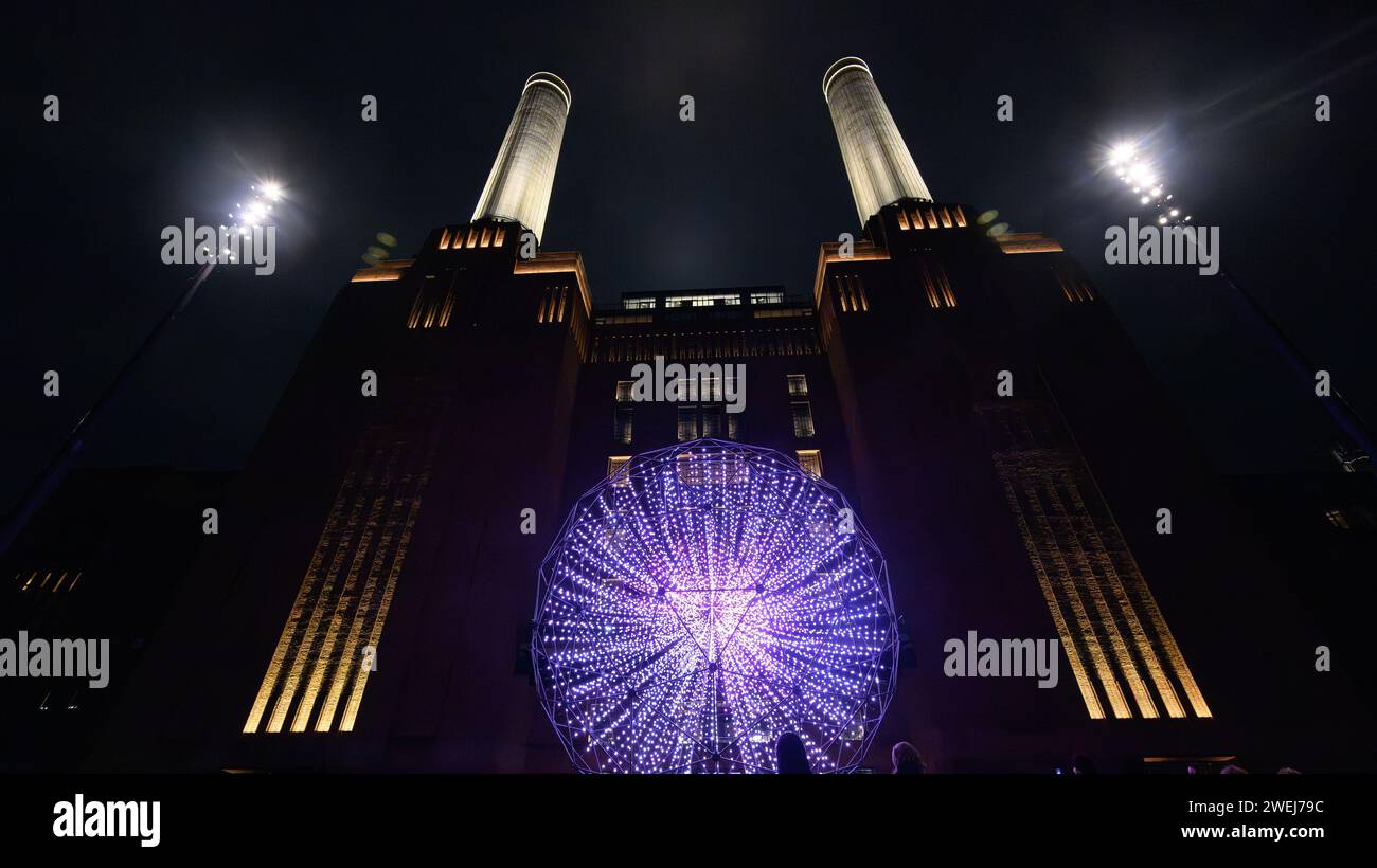 London, Großbritannien, 25. Januar 2024, das jährliche Lichtfestival der Battersea Power Station ist heller und interaktiver als je zuvor zurückgekehrt, um die Winternächte vom 25. Januar bis 25. Februar 2024 zu beleuchten. Kostenloser interaktiver Lichtkunstpfad mit sieben Installationen rund um das Battersea Power Station. Installation : Singularity by Squidsoup., Andrew Lalchan Photography/Alamy Live News Stockfoto