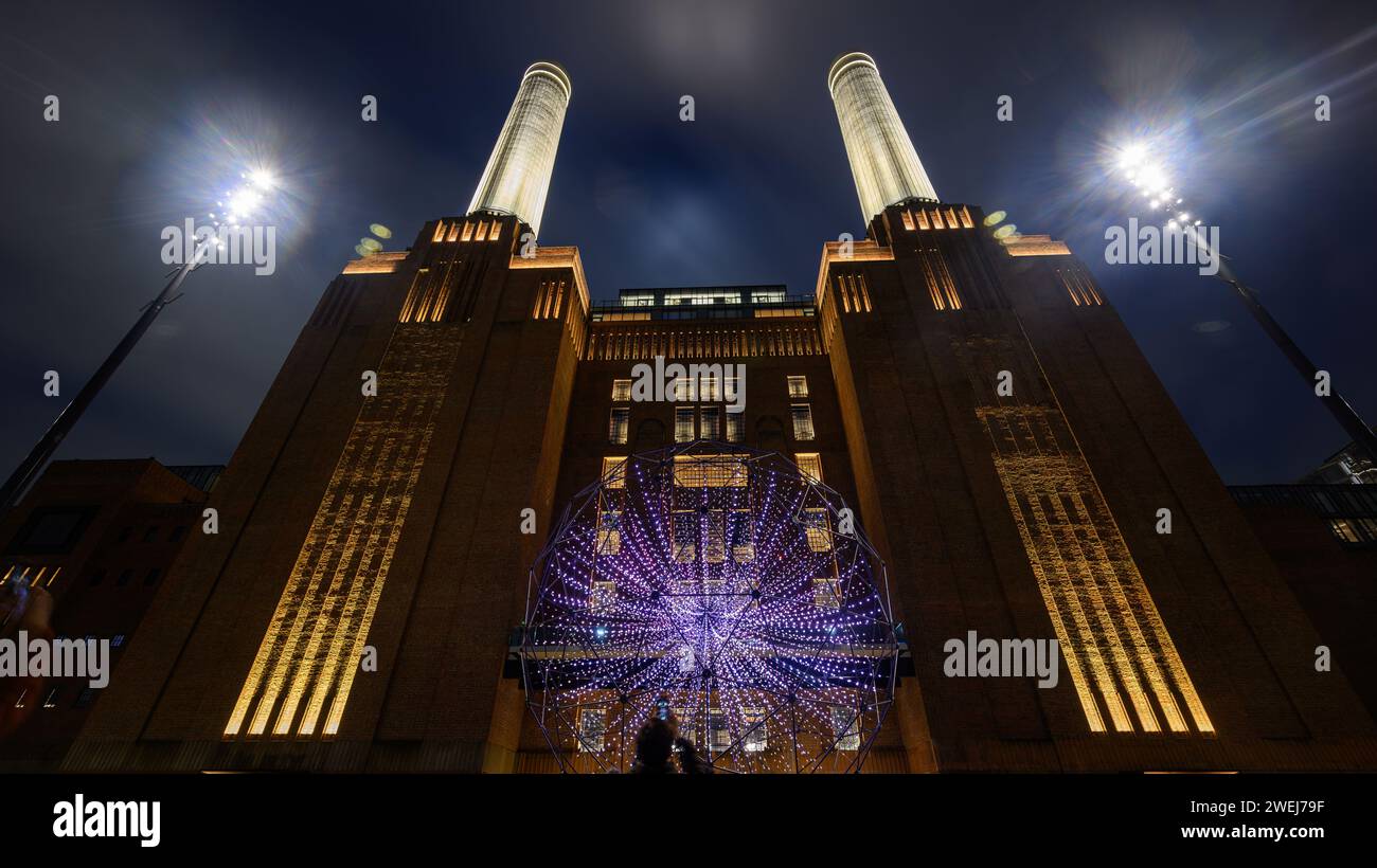 London, Großbritannien, 25. Januar 2024, das jährliche Lichtfestival der Battersea Power Station ist heller und interaktiver als je zuvor zurückgekehrt, um die Winternächte vom 25. Januar bis 25. Februar 2024 zu beleuchten. Kostenloser interaktiver Lichtkunstpfad mit sieben Installationen rund um das Battersea Power Station. Installation : Singularity by Squidsoup., Andrew Lalchan Photography/Alamy Live News Stockfoto