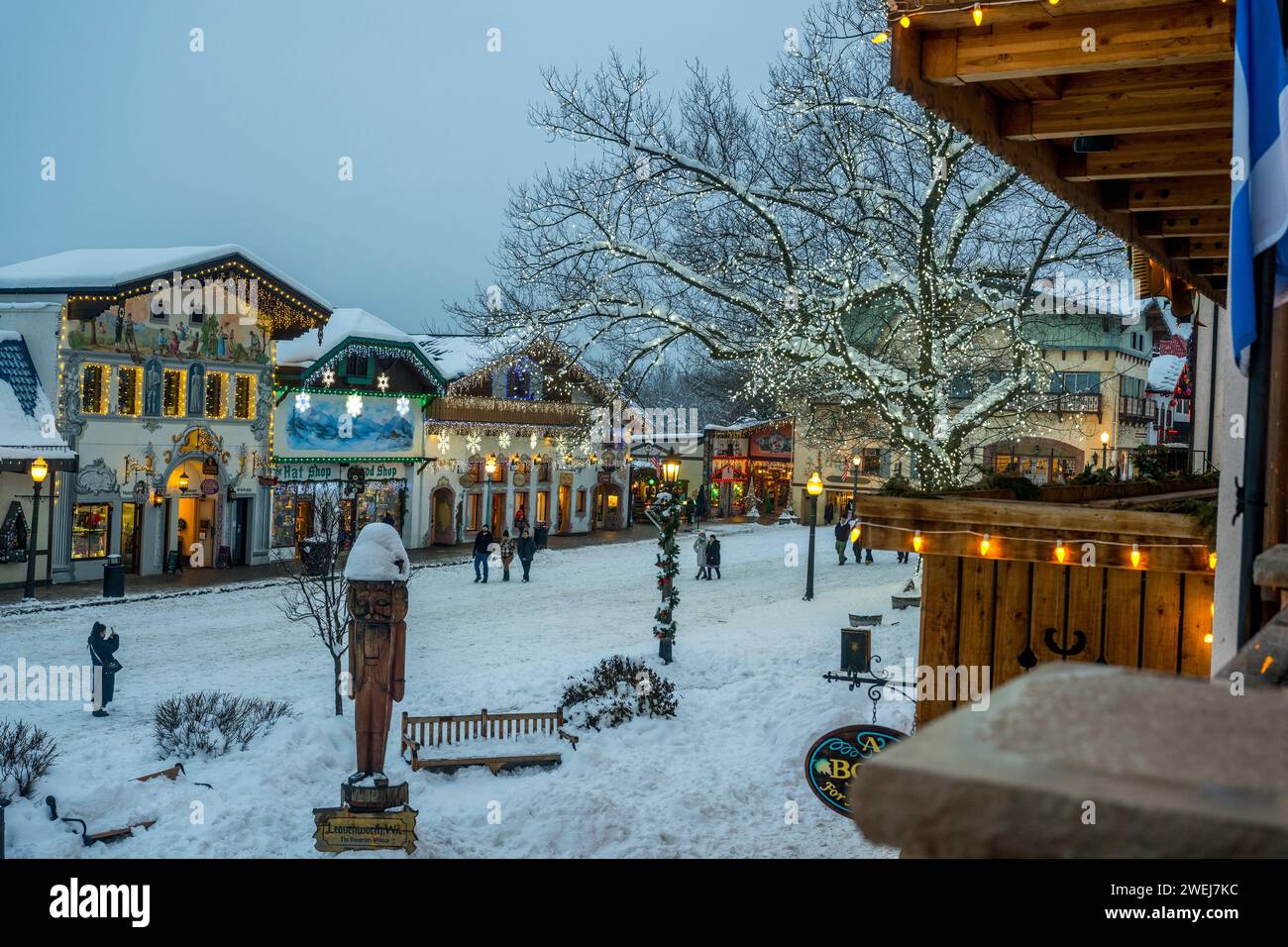 Die Hauptstraße, die im Winter mit Weihnachtslichtern dekoriert ist, befindet sich im Zentrum von Leavenworth im Chelan County, Eastern Washington State, USA. Stockfoto