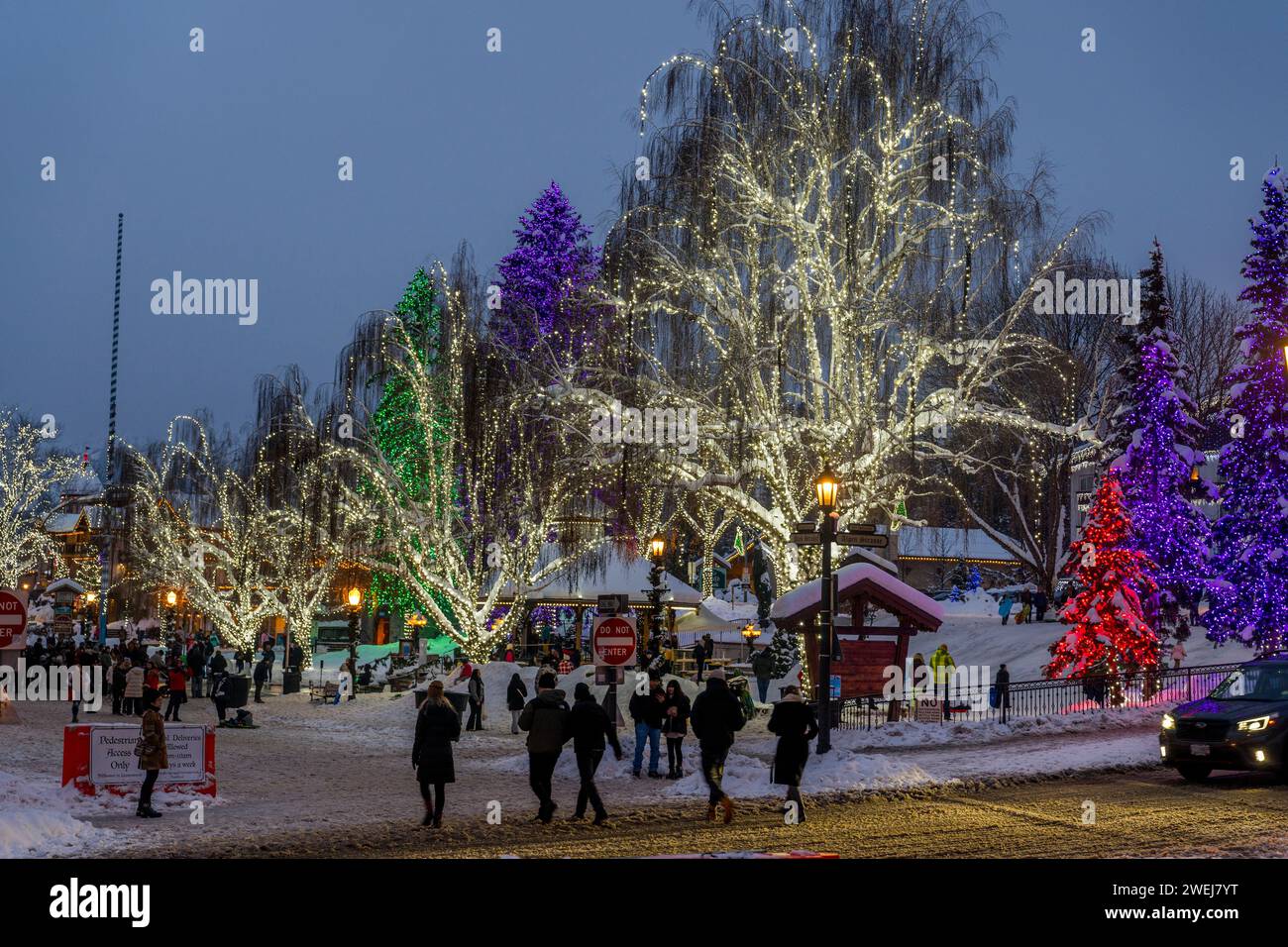 Winterszene mit bunten Lichtern im Zentrum von Leavenworth, Chelan County, Eastern Washington State, USA. Stockfoto