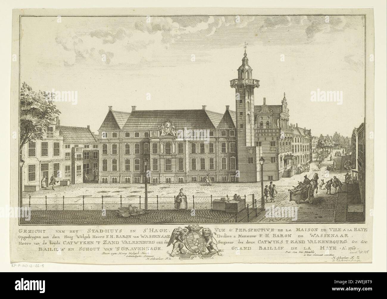 Blick auf das alte Rathaus in den Haag, Iven Besut (zugeschrieben), 1760 Print Blick auf das alte Rathaus auf dem täglichen Groenmarkt in den Haag, vom Flussfischmarkt aus gesehen. Unter der Show der Titel und Auftrag in Niederländisch und Französisch, mit dem Familienwappen des Haager Baljuw und Schout Frederik Baron van Wassenaer in der Mitte. Druck von einer Serie von 18 Gesichtern in und um den Haag. Papierätzung / Gravur Wappenlager, Heraldik. stadthalle. Straße (+ Stadt (-Landschaft) mit Figuren, Personal) altes Rathaus. Täglicher grüner Markt Stockfoto