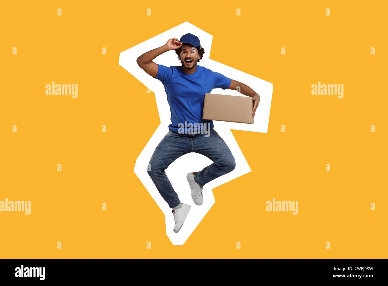 Überraschter Kurier mit Paketsprung auf orangefarbenem Hintergrund Stockfoto