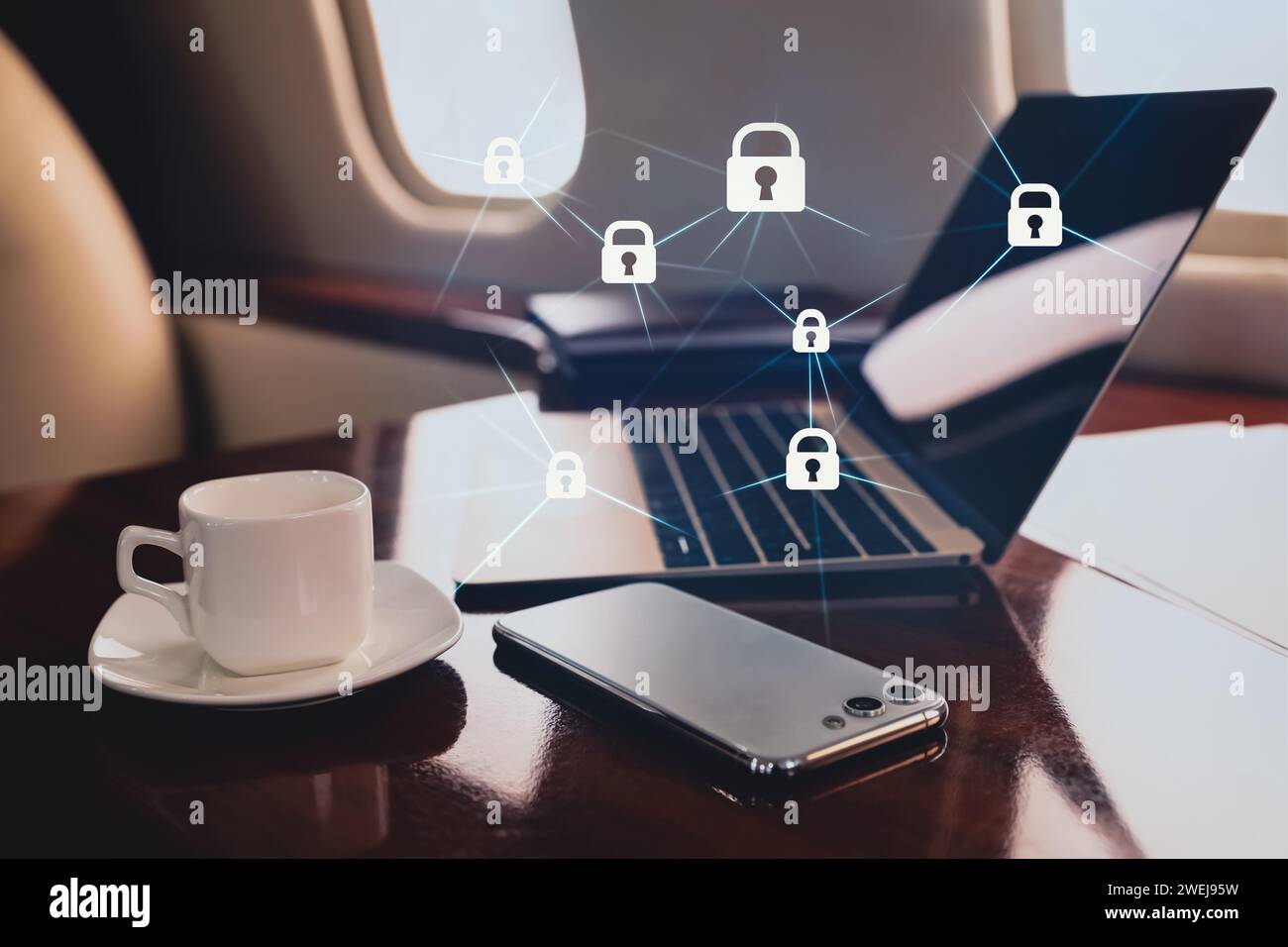 Datenschutz. Digitales Design mit Vorhängeschlössern über Laptop, Smartphone und Kaffee im Flugzeug Stockfoto