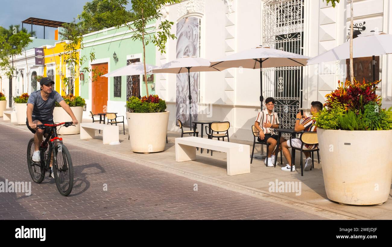 Mann, der mit dem Fahrrad in der Innenstadt von Merida, Yucatan, Mexiko fährt Stockfoto