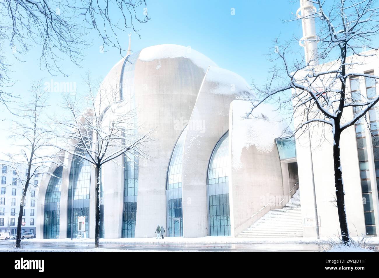 Ein eiskalter Tag mit Schnee auf der kölner Mittelmoschee im januar 2024 Stockfoto